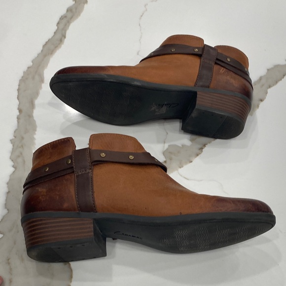 Clarks Men's Two-Tone Brown Leather Chukka Boots - Picture 4 of 5